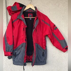 GAP Red/Black ski jacket, lined with Detachable hood in SZ M (7/8)